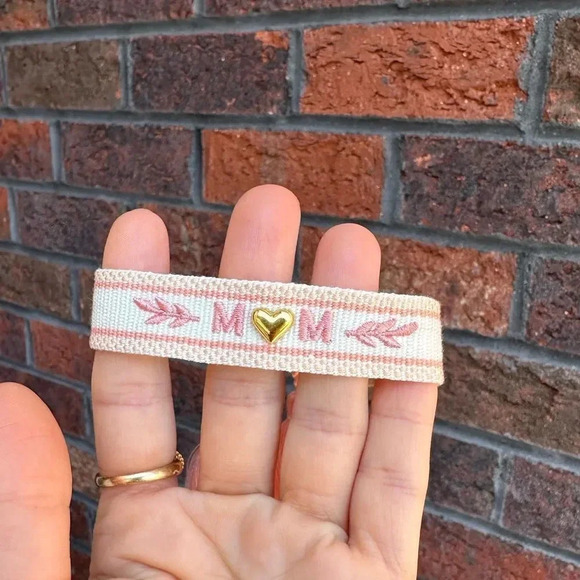 BEST MOM HEART EMBROIDERY BRACELET - Picture 3 of 8